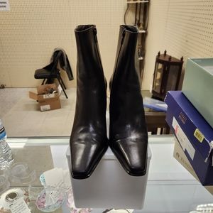 Low heeled leather boots